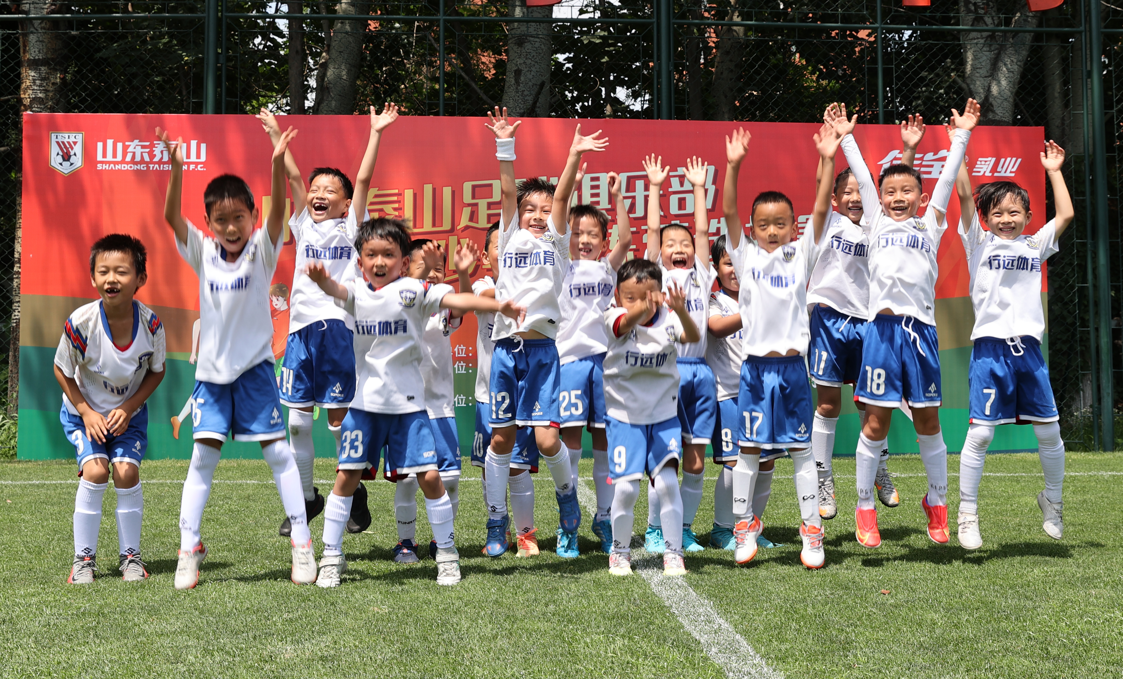 斯图加特青训学院举办足球训练营，吸引众多关注的简单介绍