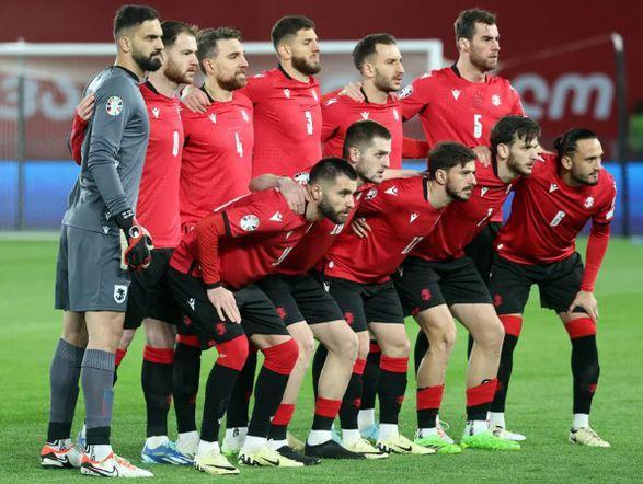 包含引人入胜，欧预赛实力较量，球迷热衷观战的词条