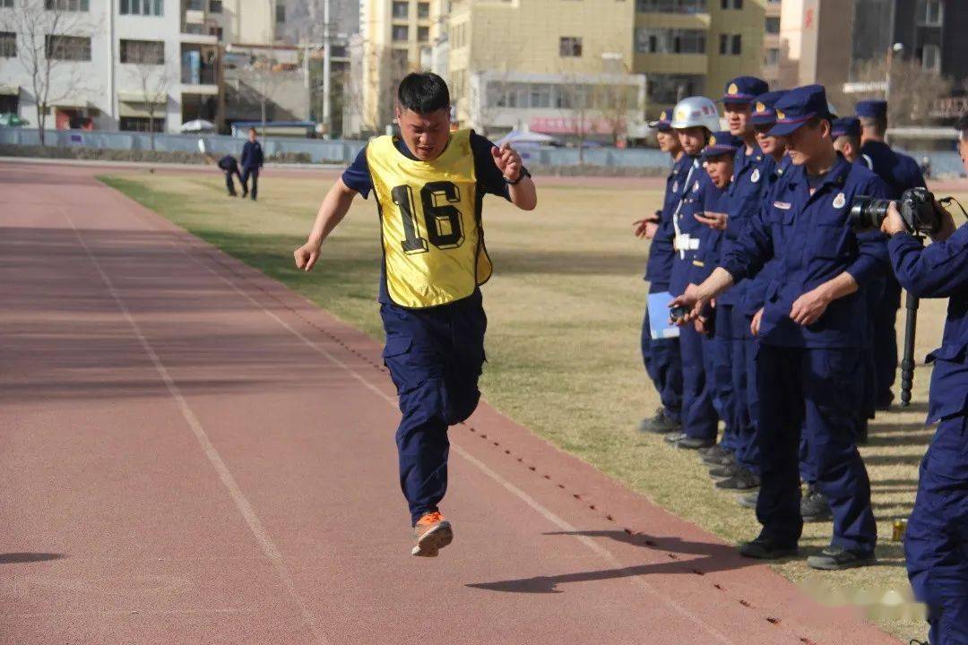 热血对决引发狂热，球场上燃起激情之火的简单介绍