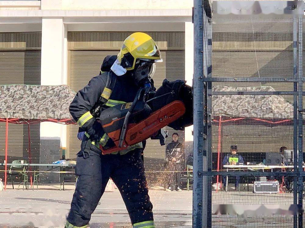 热血对决引发狂热，球场上燃起激情之火的简单介绍