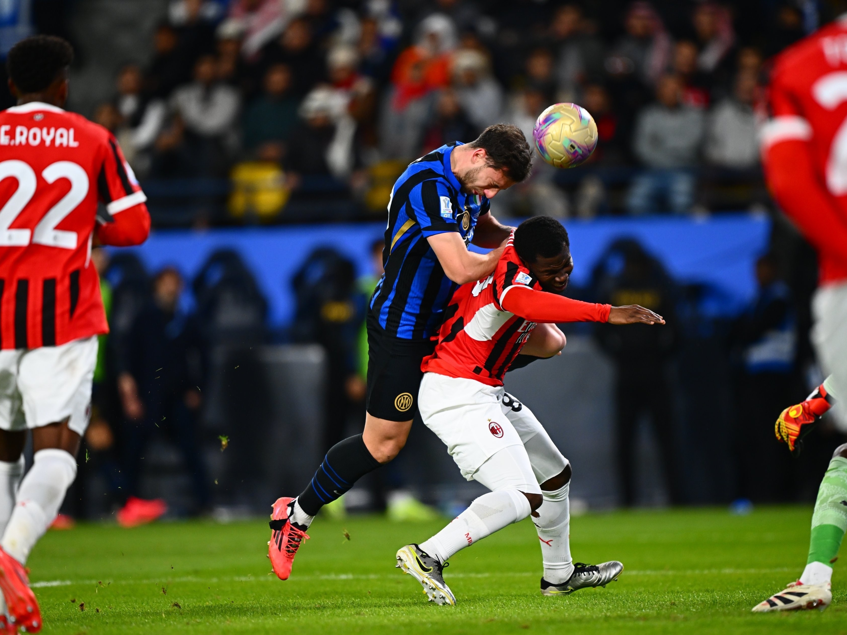 AC米兰取得重要胜利，夺目的比赛表现