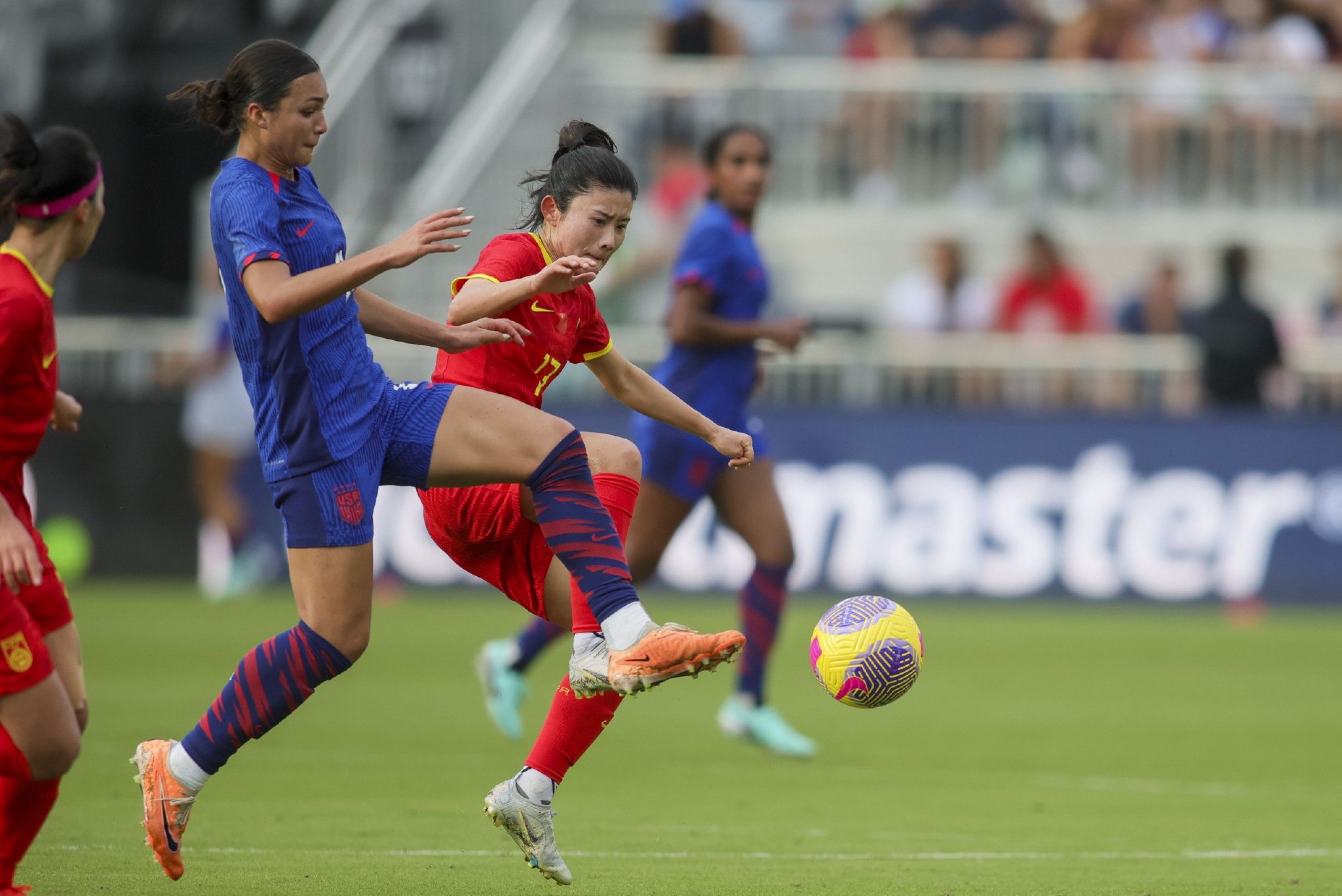 欧洲女足赛事中的一幕动人场景