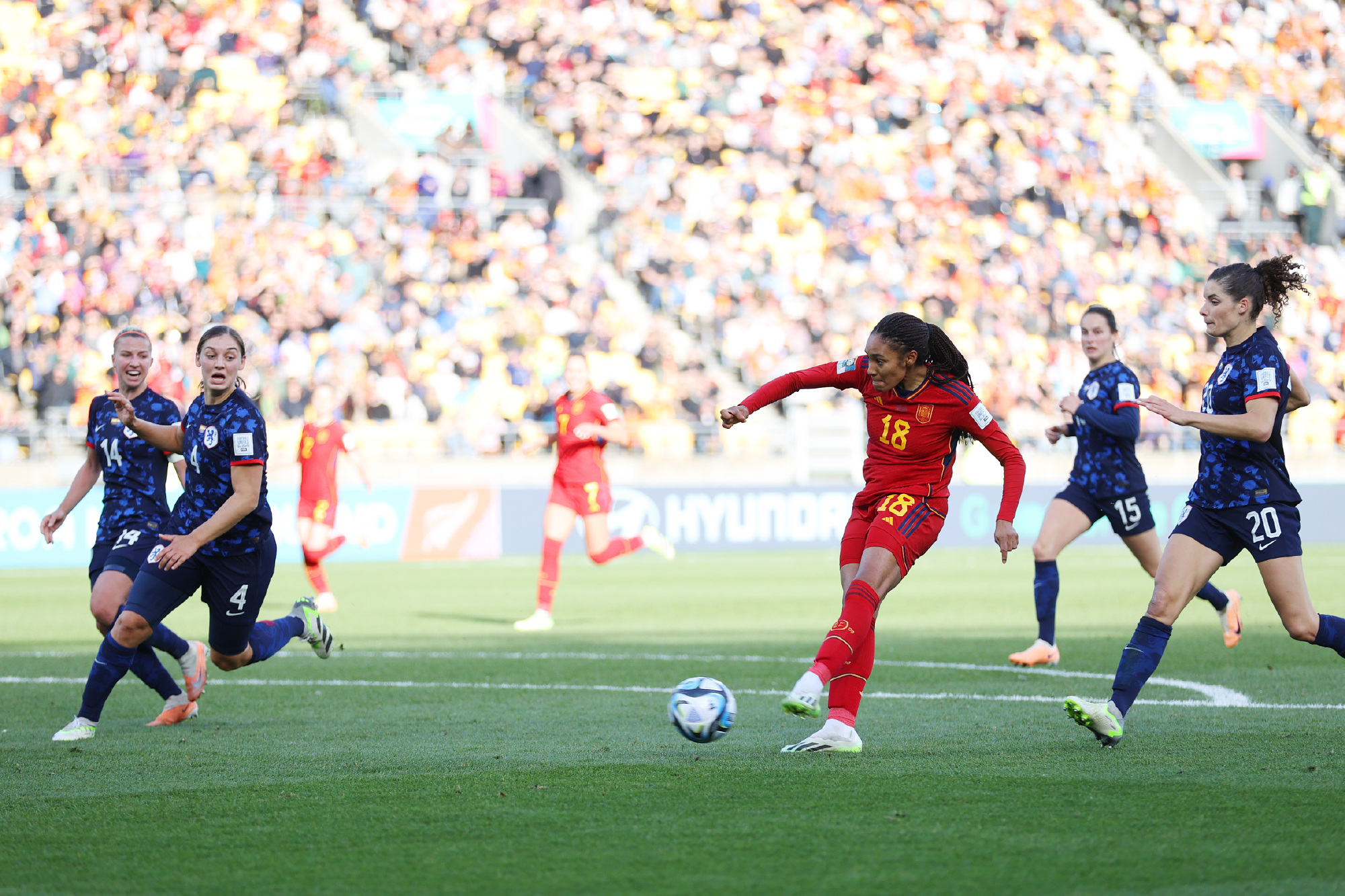 欧洲女足赛事中的一幕动人场景