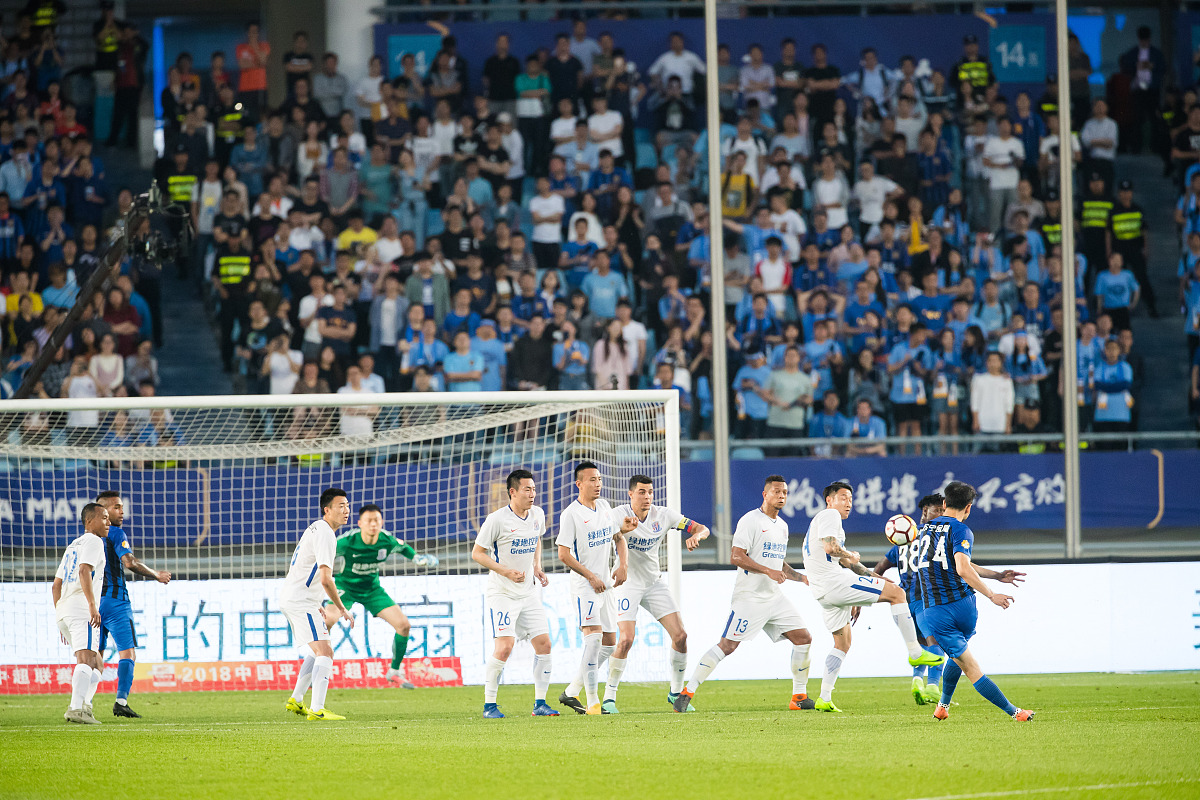 一位球员在最新一场比赛中表现出色 一位球员在最新一场比赛中表现出色