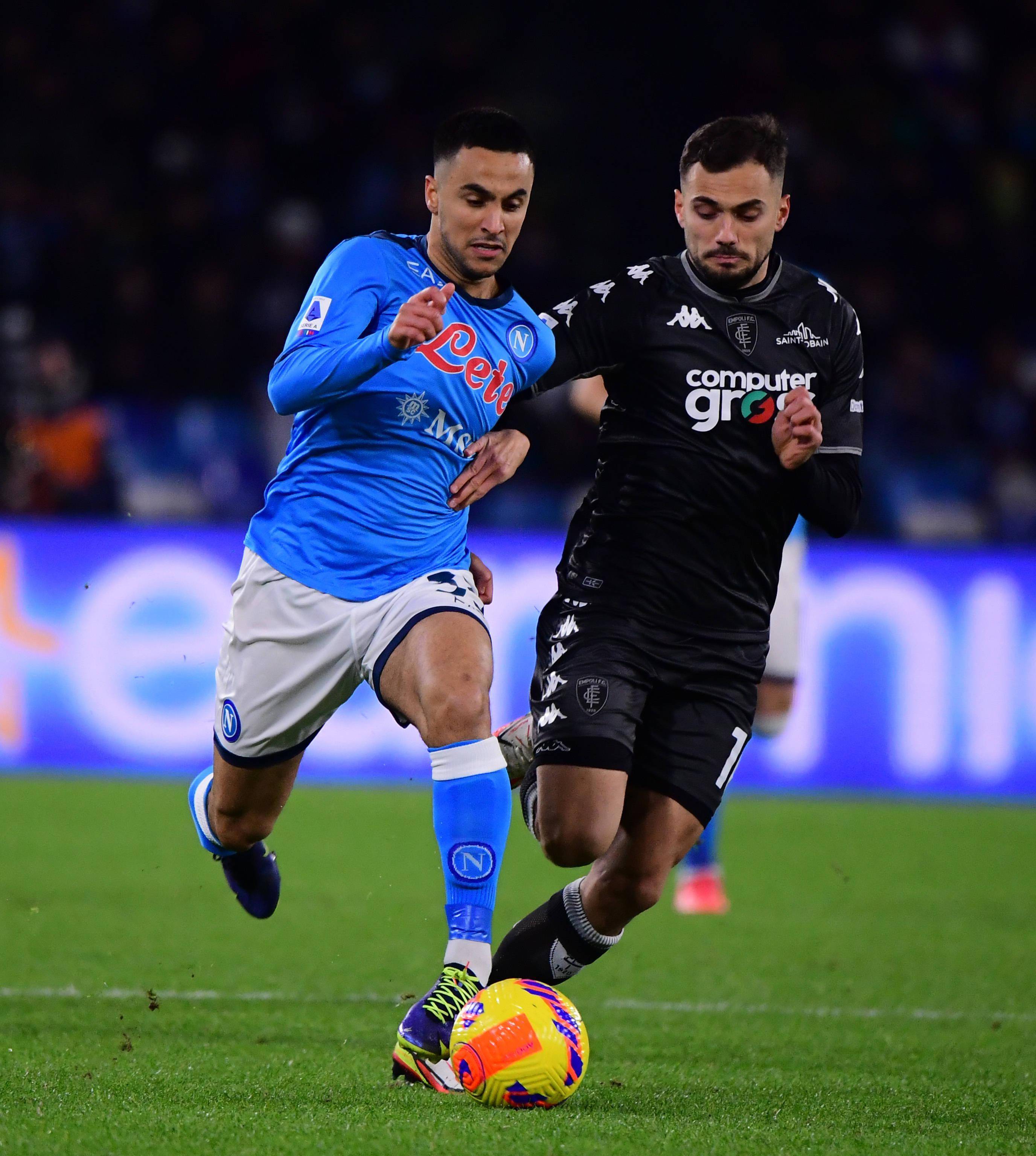 一位球员在最新一场比赛中表现出色 一位球员在最新一场比赛中表现出色