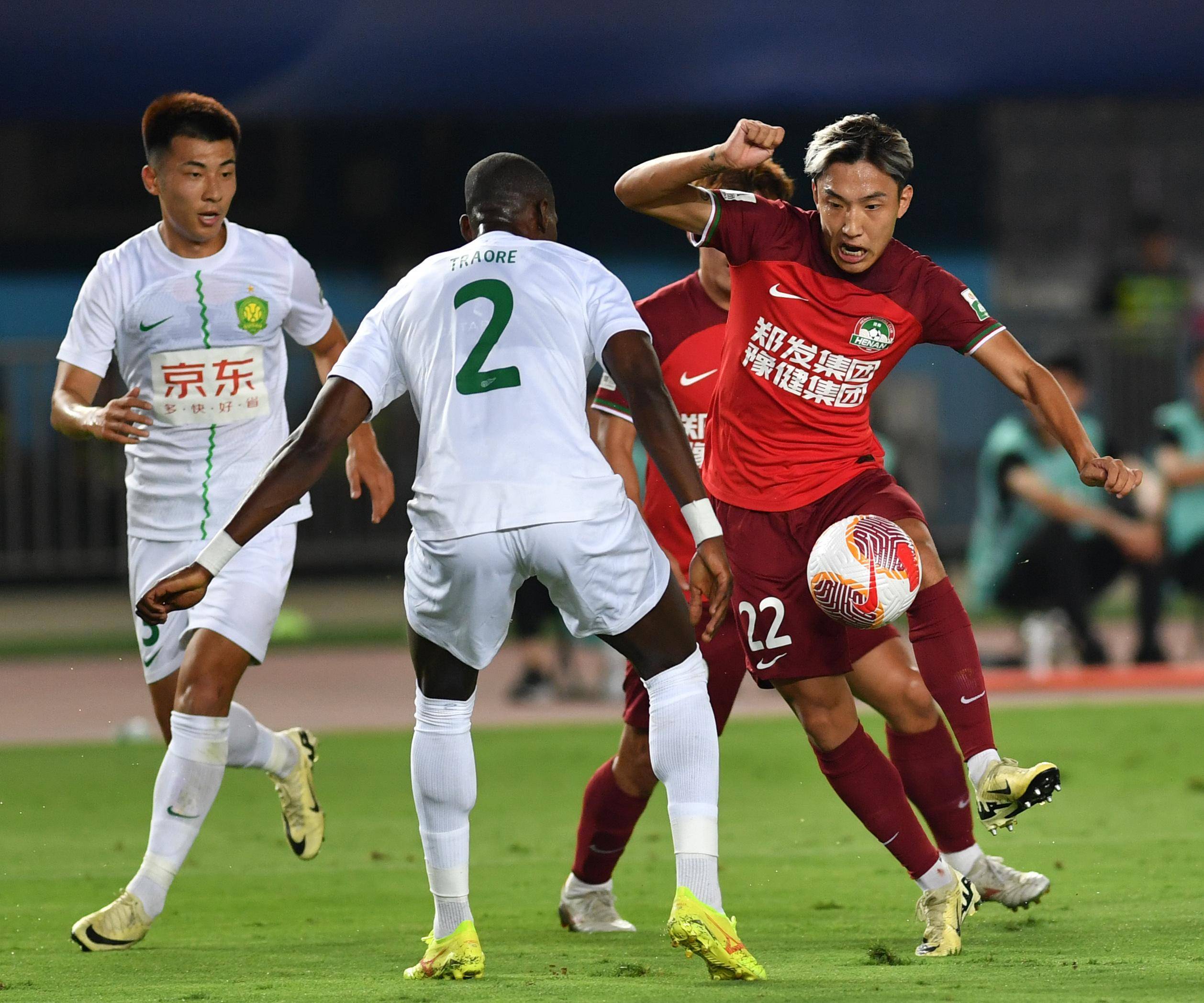 包含中超球队管理层调整，新任主教练现身球队训练场的词条