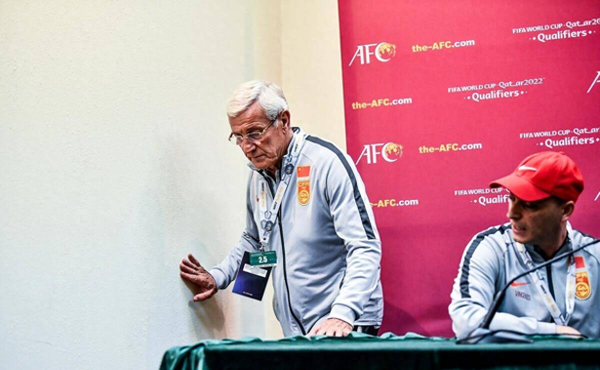 球队主教练突然宣布辞职，引发震动的简单介绍