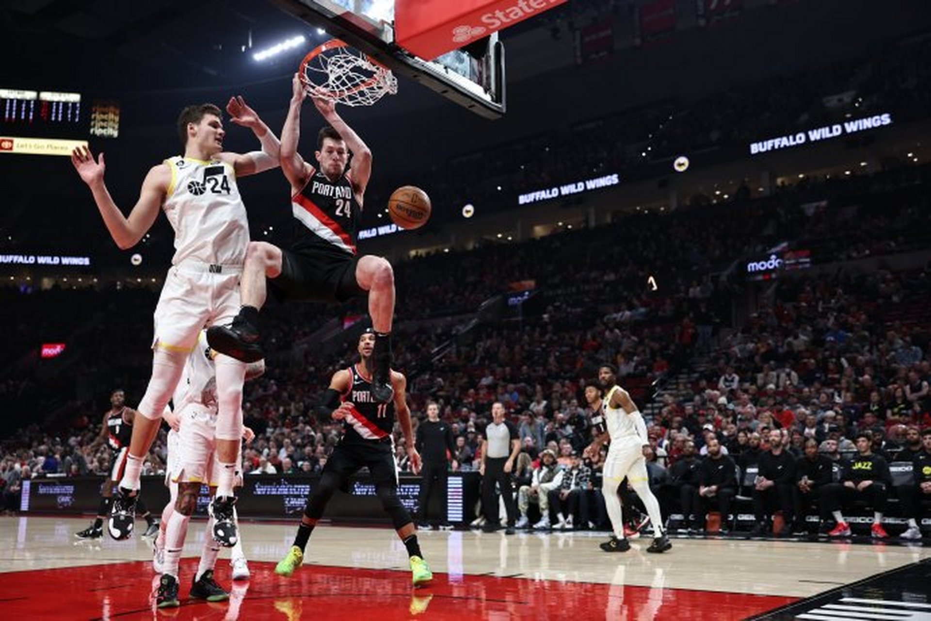 开拓者客场战胜猛龙，利拉德高效砍下分的简单介绍