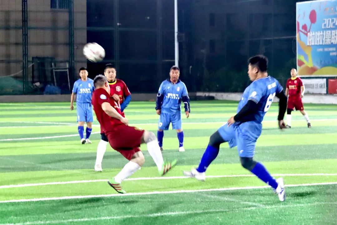 本土足球职业联赛强强对抗，球队表现突出的简单介绍