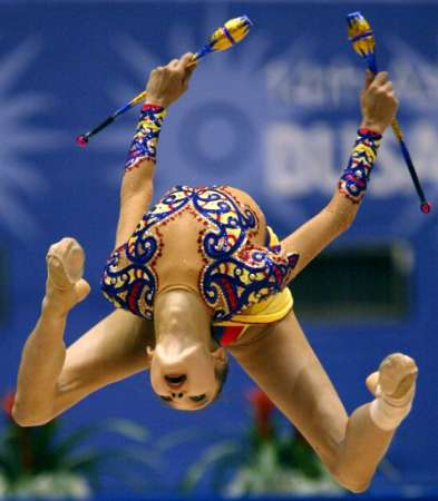 体操选手优美动作，梦幻表现