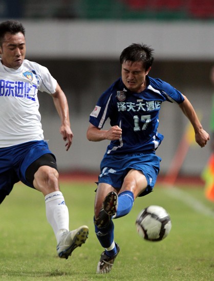 沈阳东进备战比赛，主教练研究对手战术的简单介绍