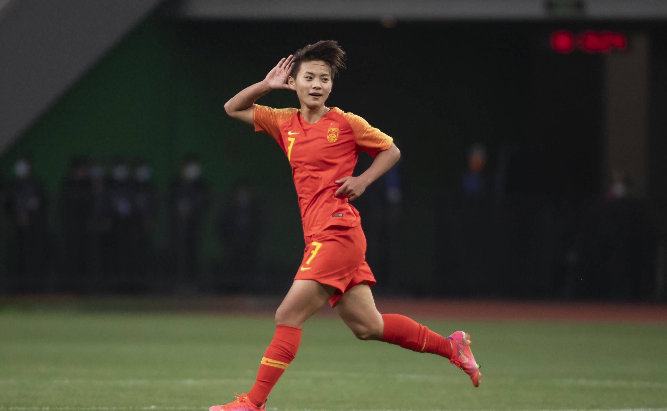 中国女足球员在比赛中大获全胜