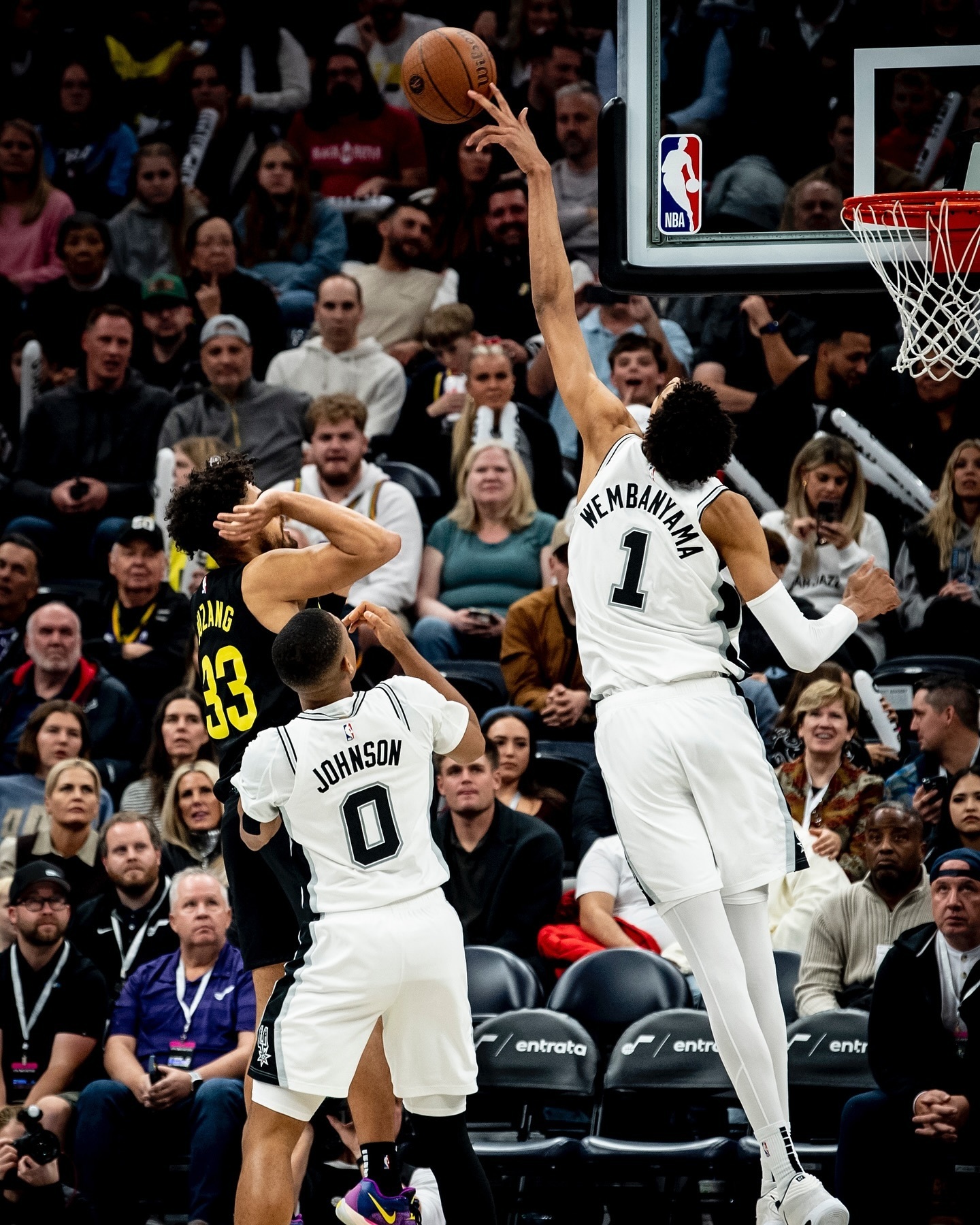 雄鹿擒下马刺,继续保持全胜纪录! 雄鹿擒下马刺,继续保持全胜纪录!