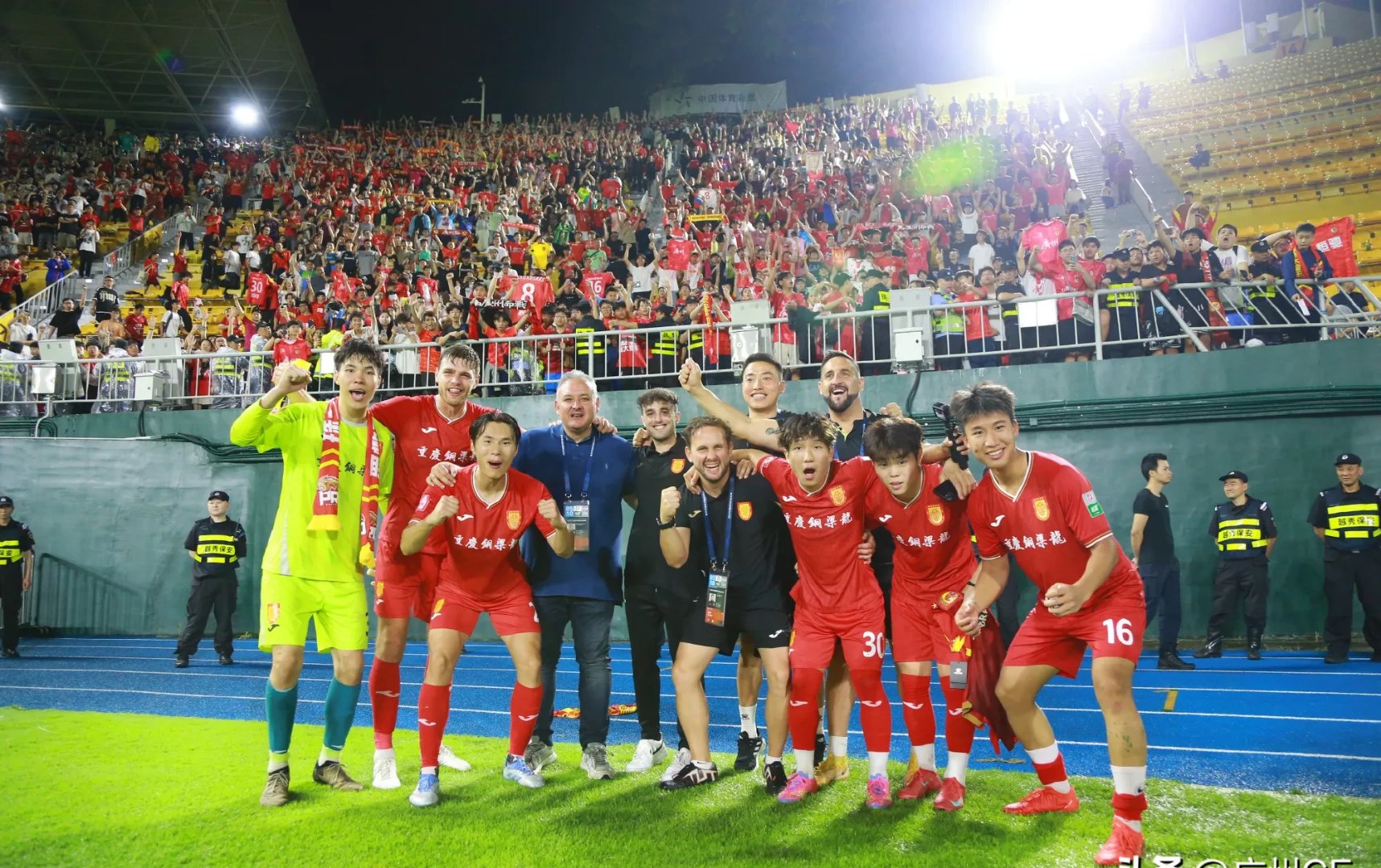 中国足球联赛再掀热潮，球迷翘首期待