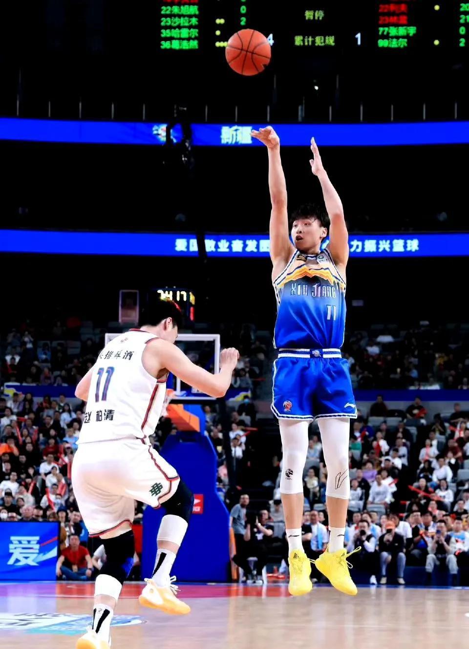 激烈争夺的比赛场面，最新报道火爆现场！