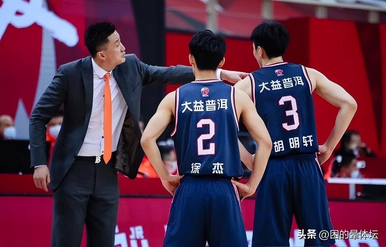 广东男篮对阵浙江队，比赛现场气氛火爆