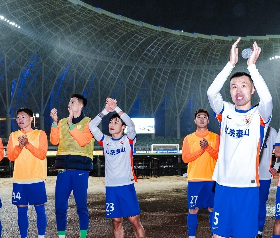 精彩对决!热门球队硬仗取胜