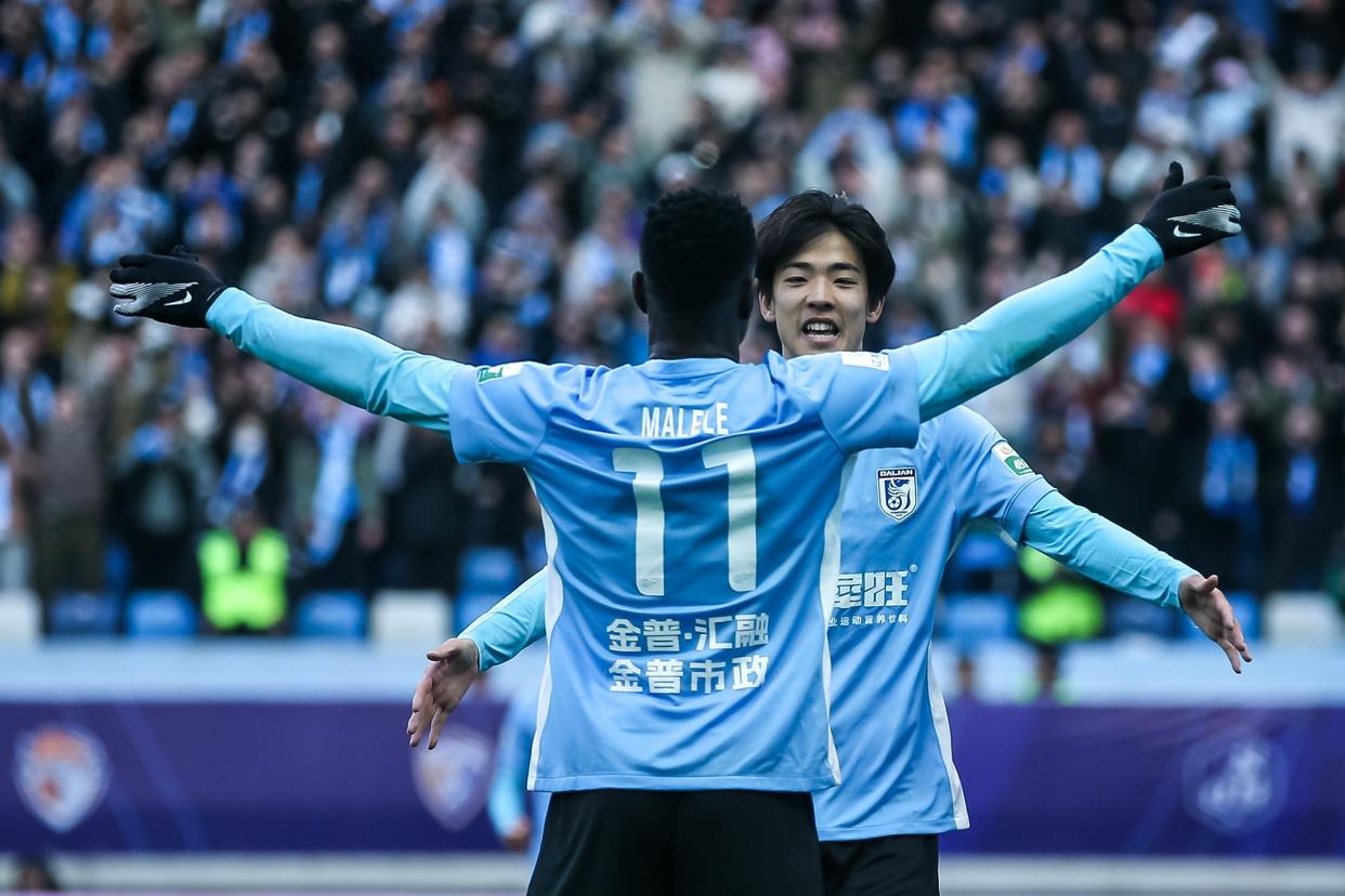 大连人主场告捷，逼近前六名