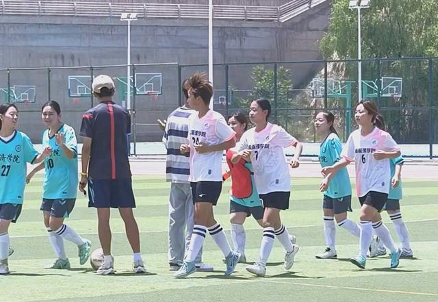 球队在比赛中展现出了团结和拼搏的精神 球队在比赛中展现出了团结和拼搏的精神