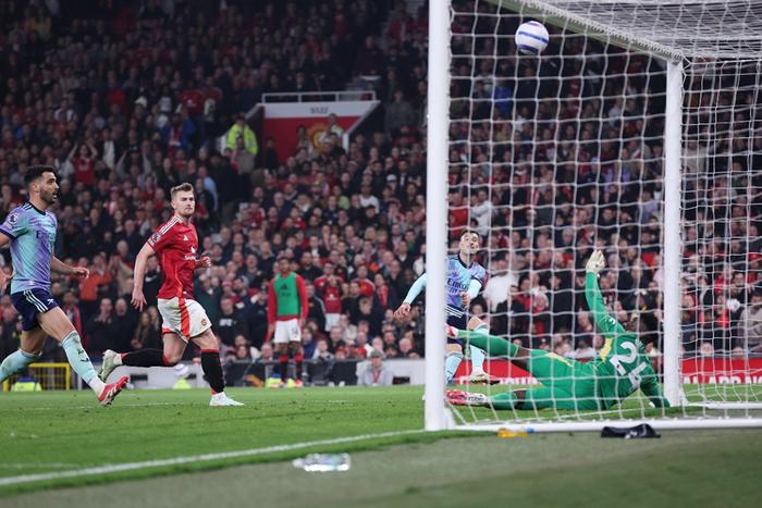 阿森纳主场战平曼联，艰难保持不败