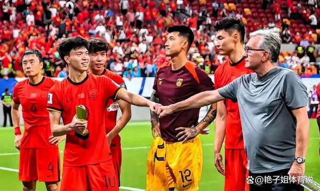 包含联赛首轮比赛引发球迷热议，悬念颇多的词条