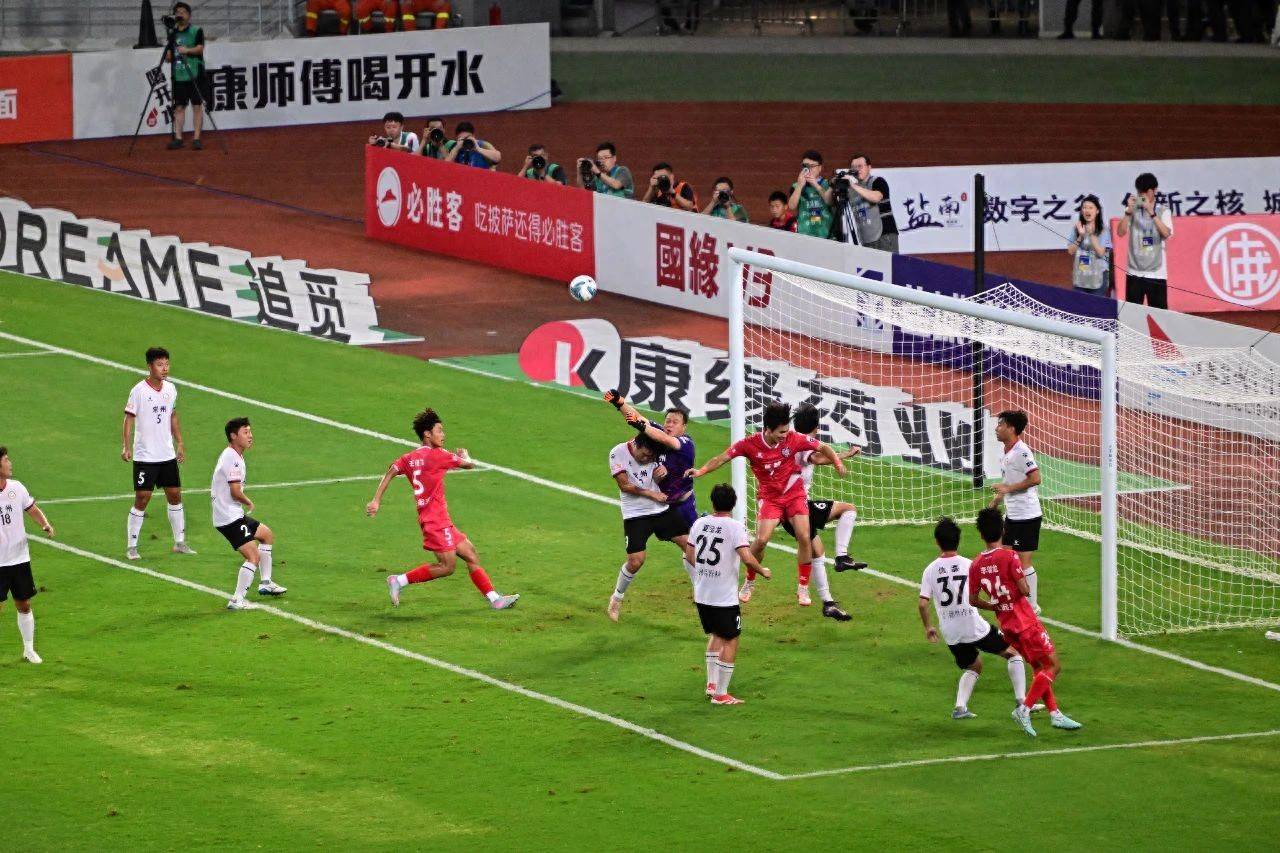 包含联赛首轮比赛引发球迷热议，悬念颇多的词条