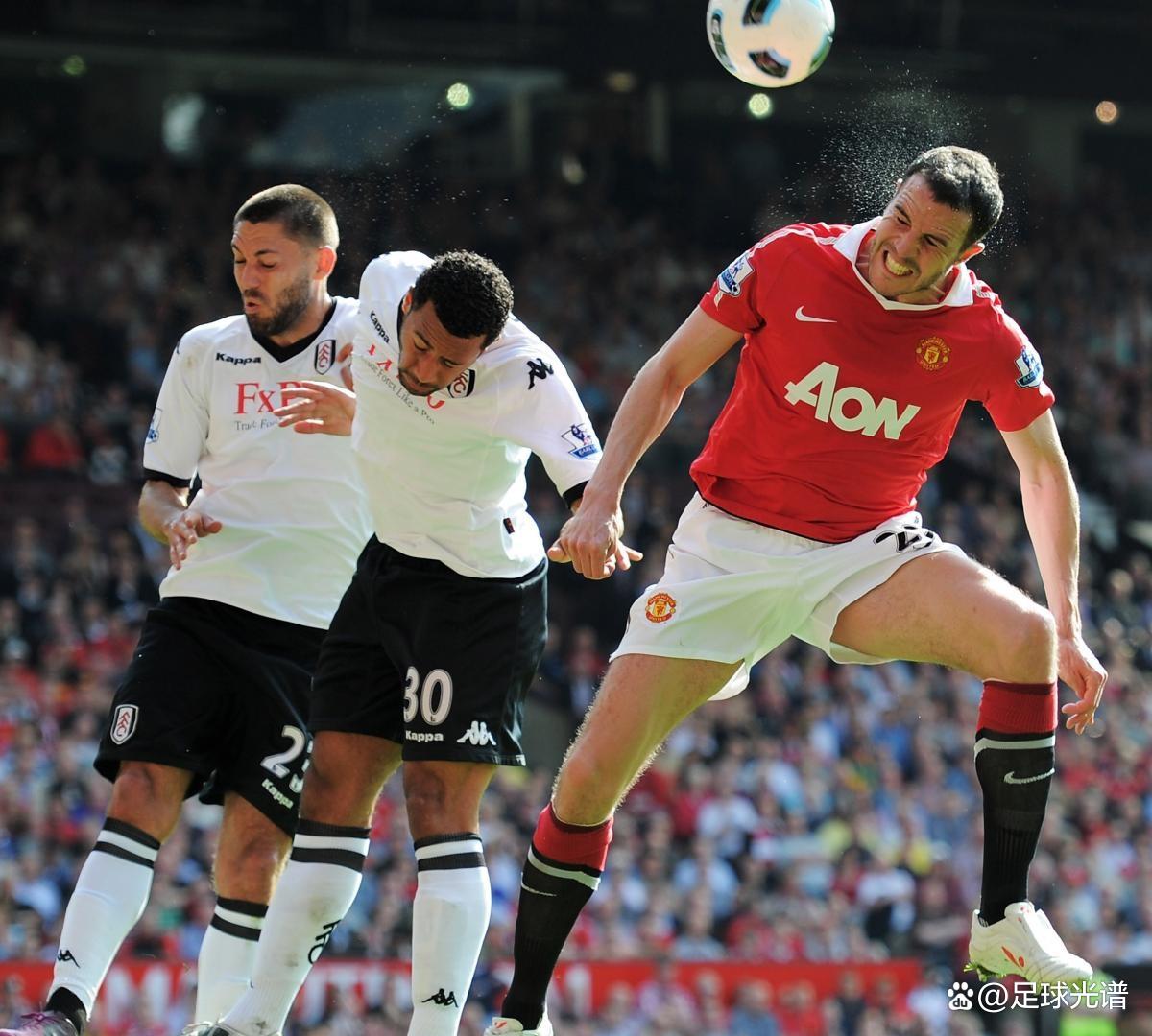 曼联中场组织灵活,进攻方式多样 曼联中场组织灵活,进攻方式多样