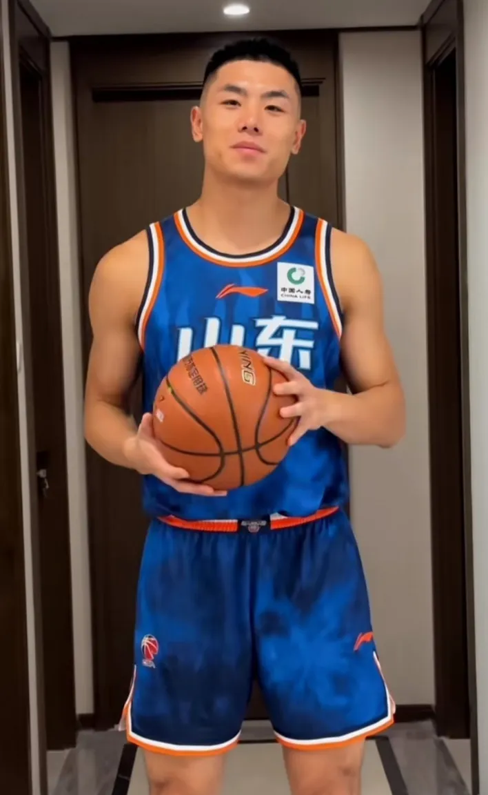 球员在比赛中展现出了出色的身体素质 球员在比赛中展现出了出色的身体素质