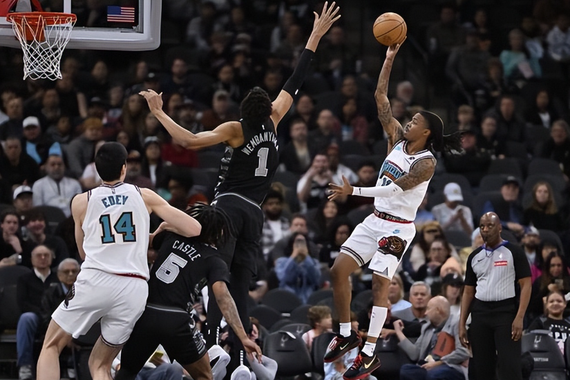 雄鹿客场力克灰熊，米德尔顿25分