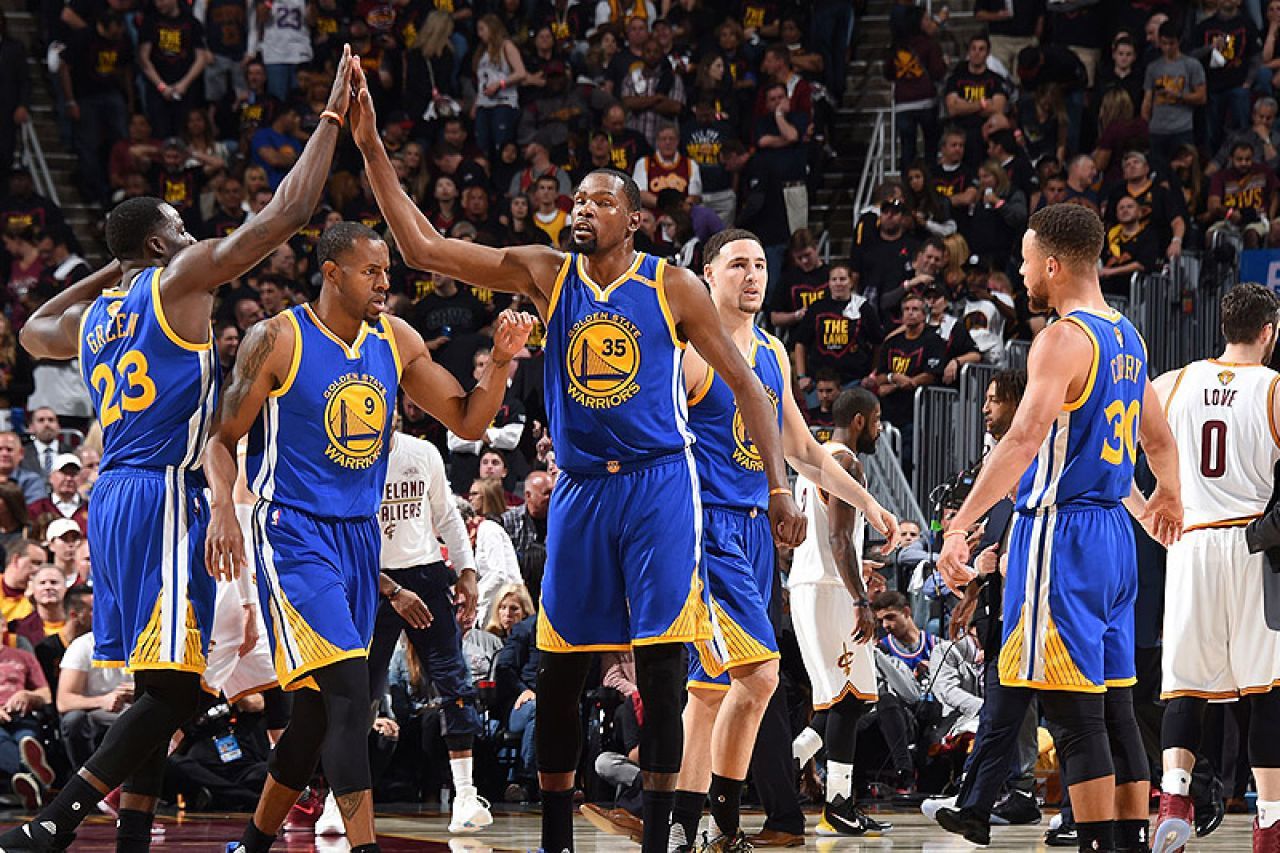 勇士大胜猛龙!库里杜兰特齐爆砍双20+ 勇士大胜猛龙!库里杜兰特齐爆砍双20+