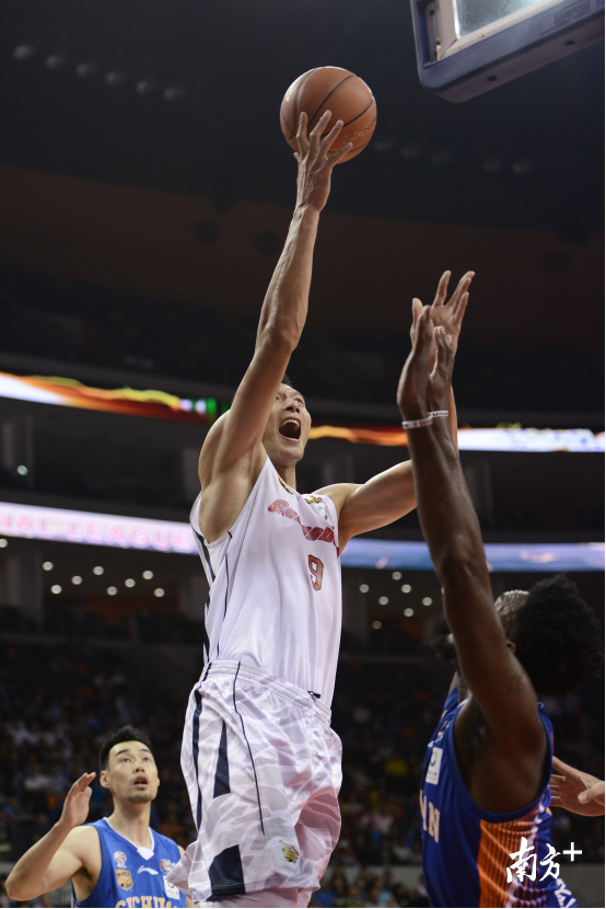 广东主场险胜广州取五连胜