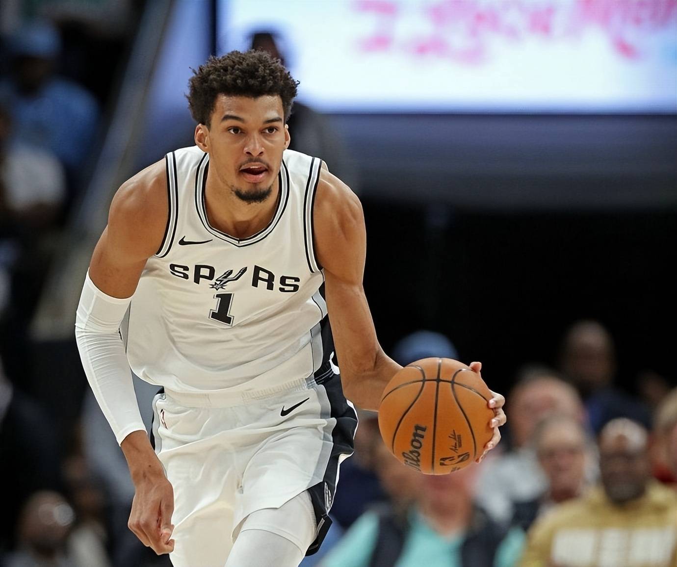 马刺不敌灰熊，德罗赞30分空砍