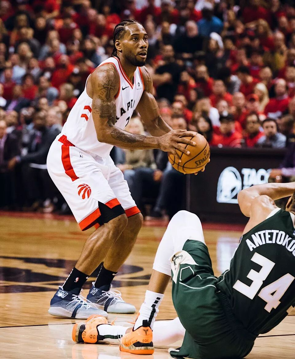 快船惨败雄鹿,莱昂纳德表现糟糕 快船惨败雄鹿,莱昂纳德表现糟糕