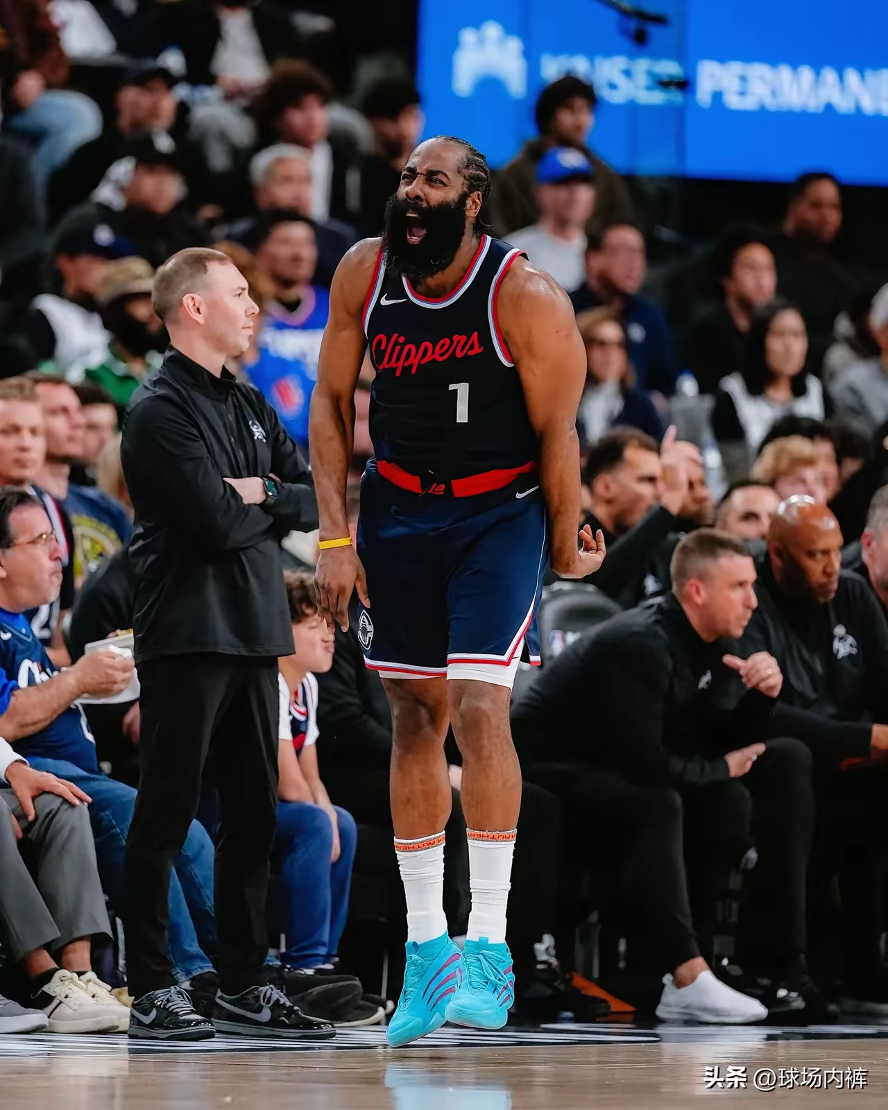 火箭擒篮网，哈登砍下30+。