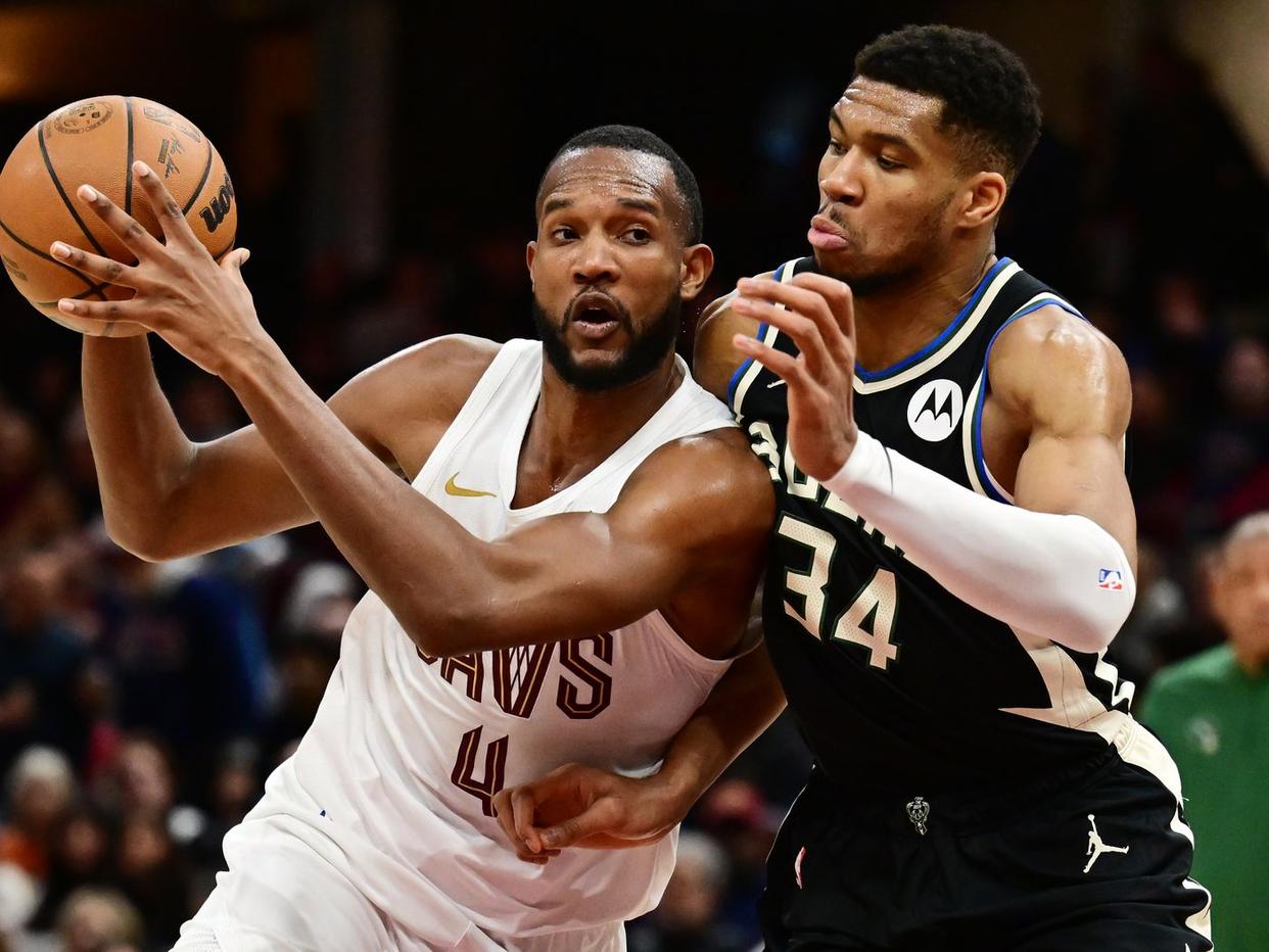 篮网客场擒拿雄鹿，赢得三连败