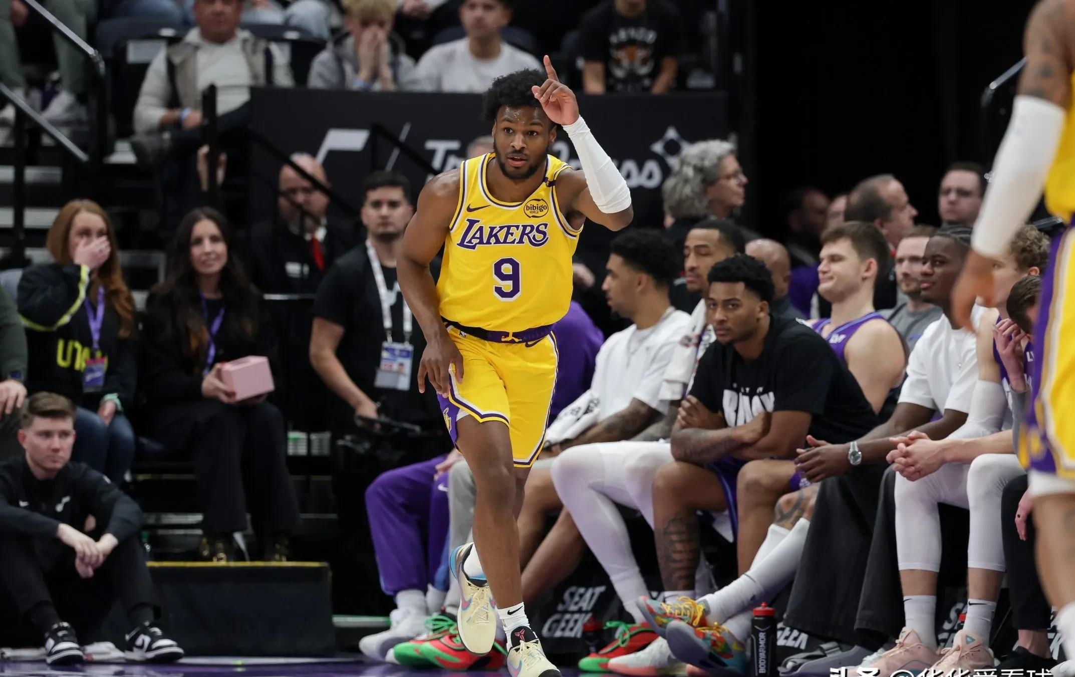 勇士遭湖人逆转,库里受伤离场 勇士遭湖人逆转,库里受伤离场